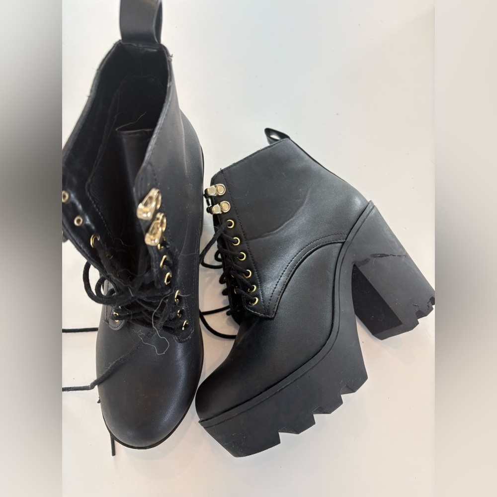 SODA Chunky Black Lace-Up Heeled Boots Size 8 NWOT